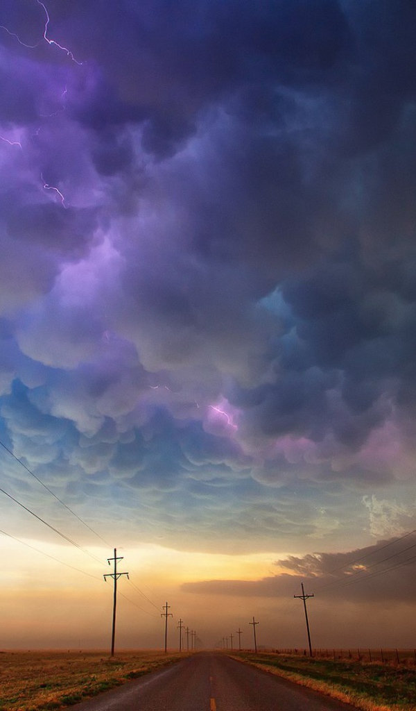 Сильная гроза над полями