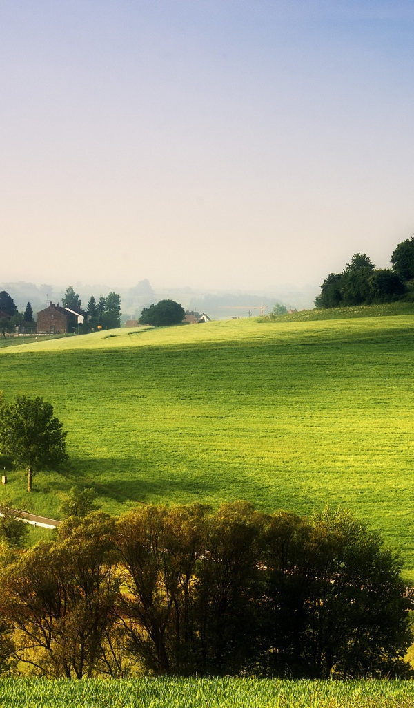 Дорожка к ферме у края поля