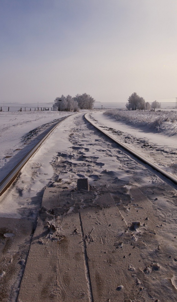 Железная дорога в поле зимой