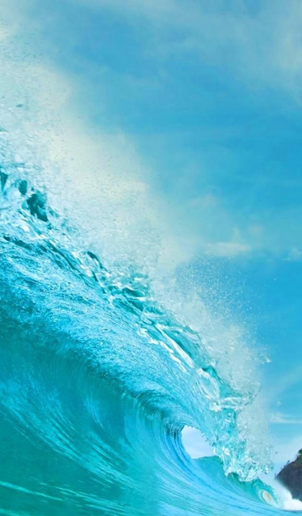 Голубая волна на фоне острова