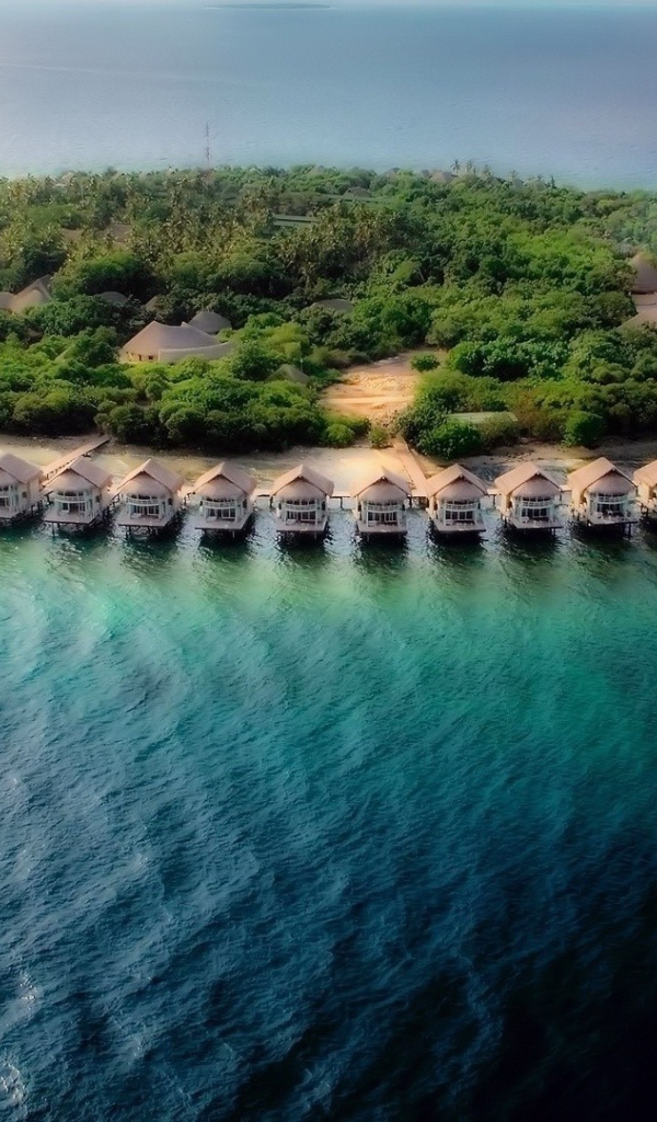 Домики вокруг острова в океане