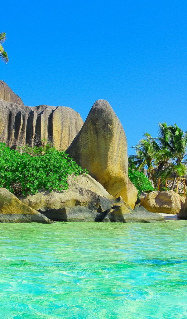 Огромные гладкие камни на тропическом острове