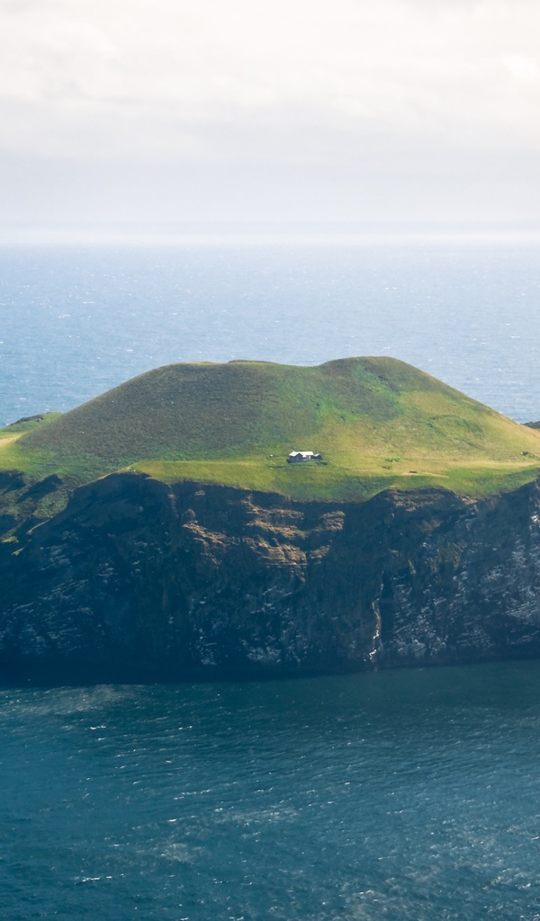 Остров недалеко от Исландии