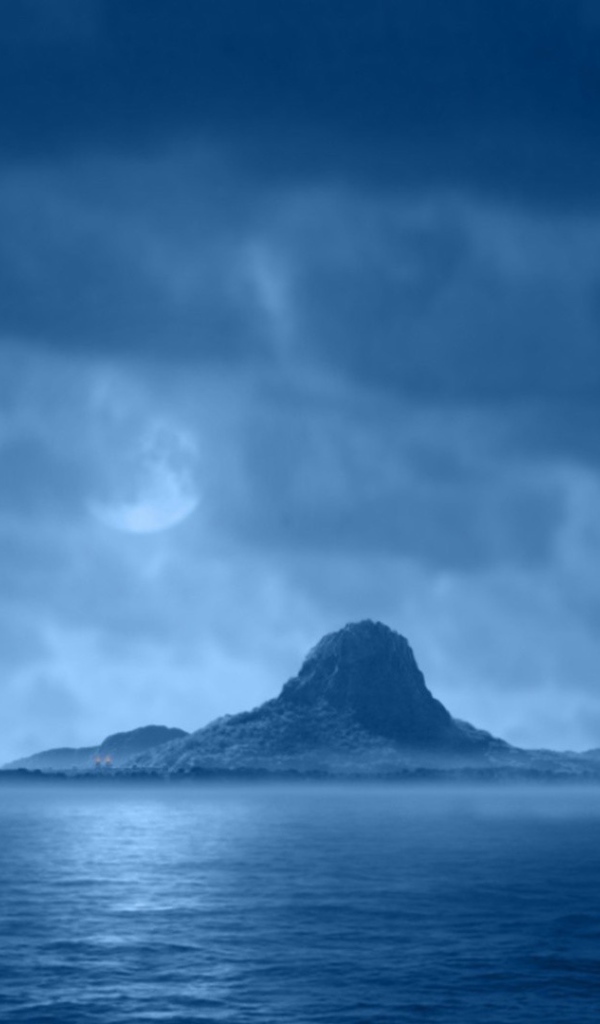 Остров среди тумана на море