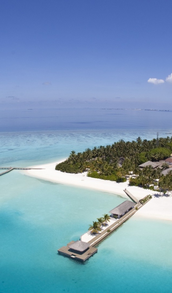 Остров с белым пляжем посреди океана