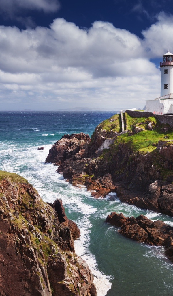 Маяк на острове у берега