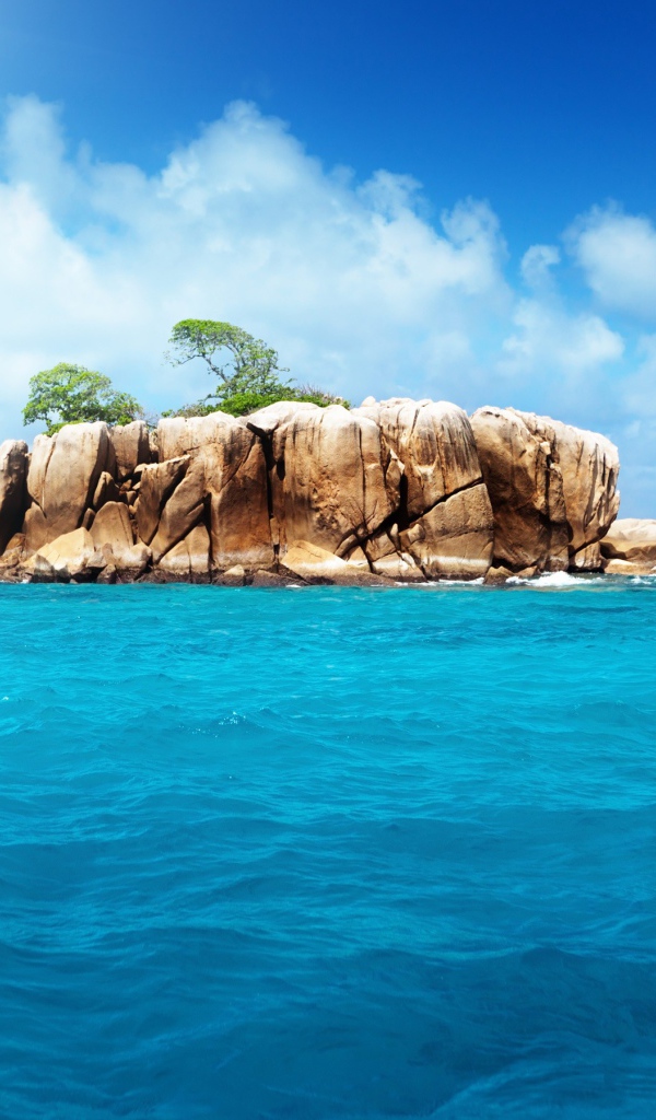 Скалистый остров в океане