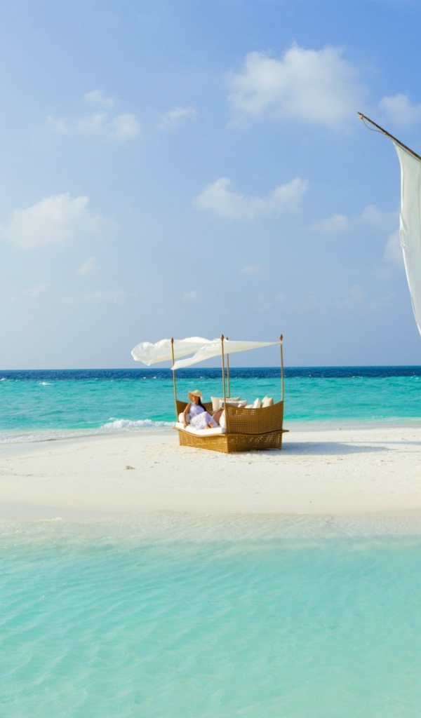 Парусная лодка у песчаного островка