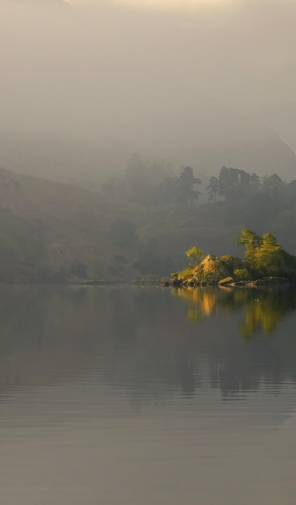 Остров на туманном озере