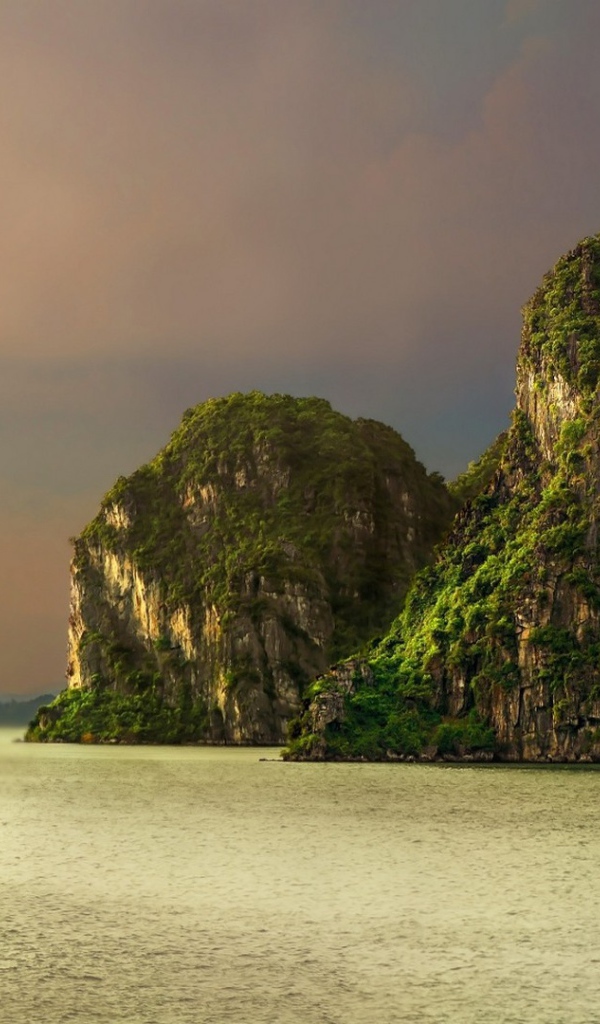 Острова скалы в тропическом море