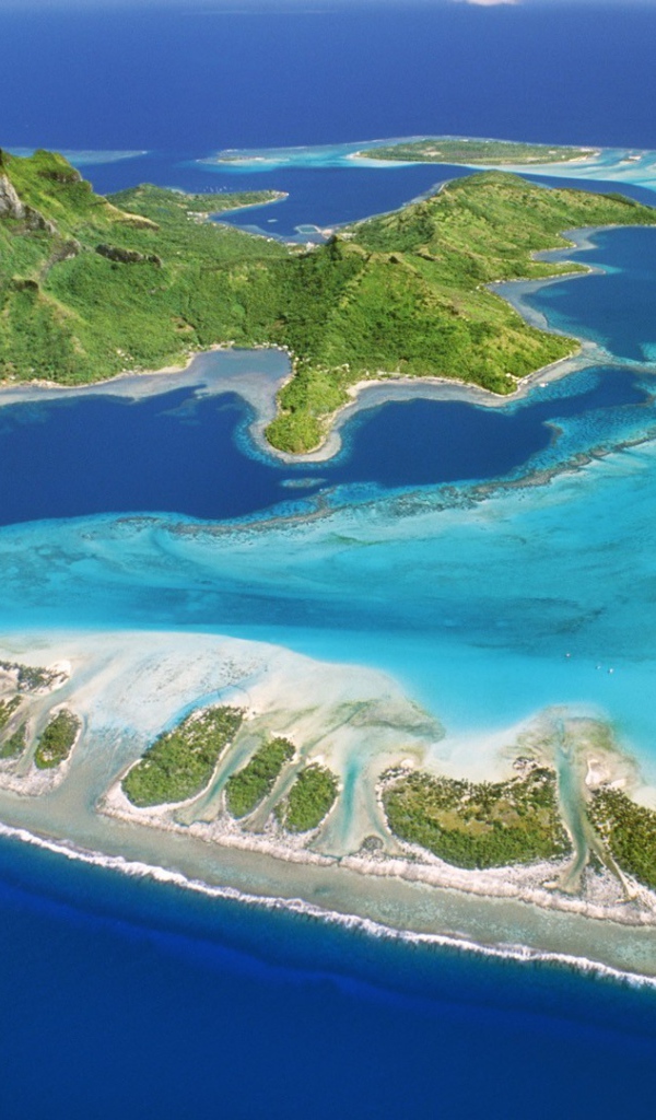 Рифы вокруг островка в океане