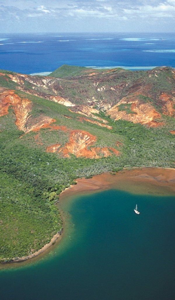 Белая лодка у необитаемого лесистого острова