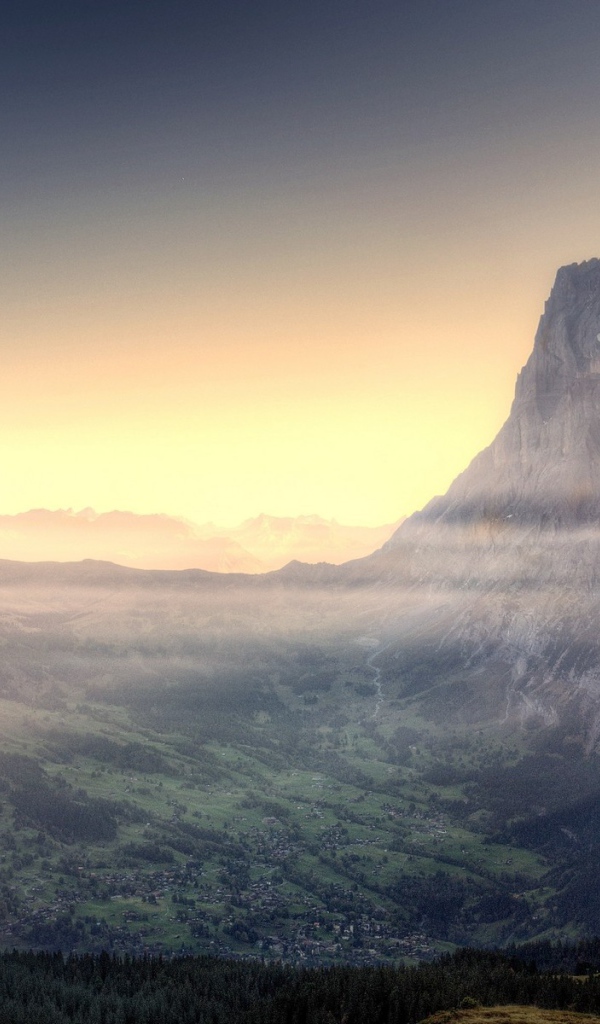 Ясное утро в горной долине