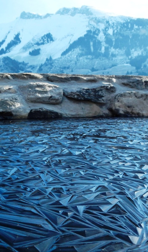 Красивый лед на озере в горах