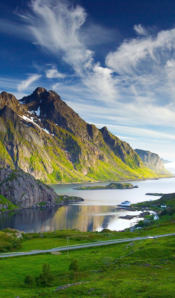 Красивые горы на берегу моря