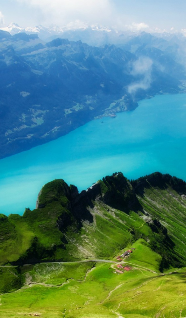 Голубое озеро среди гор в Альпах