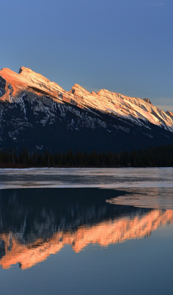 Вершины гор освещенные солнцем