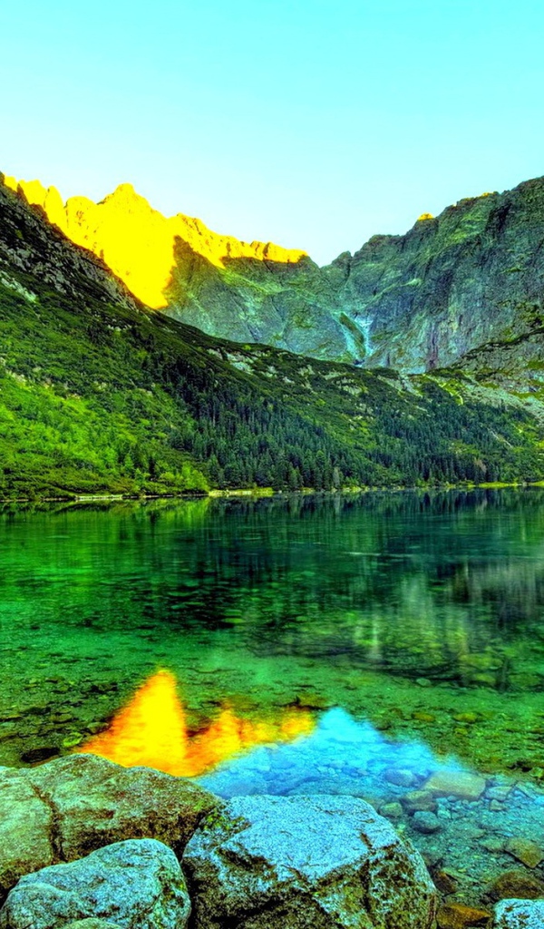 Прозрачная вода в зеленом горном озере