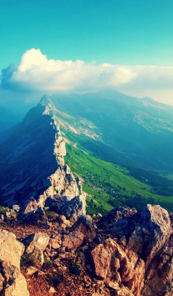 Облако пересекает горную гряду