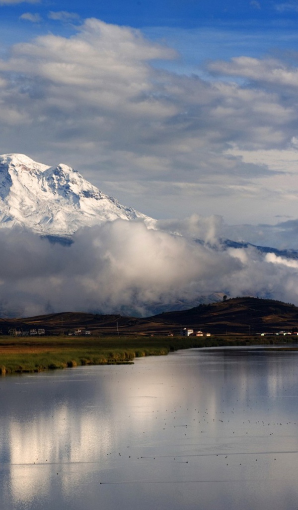 Облака между равниной и горной вершиной