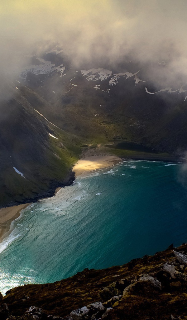 Облака над озером среди гор