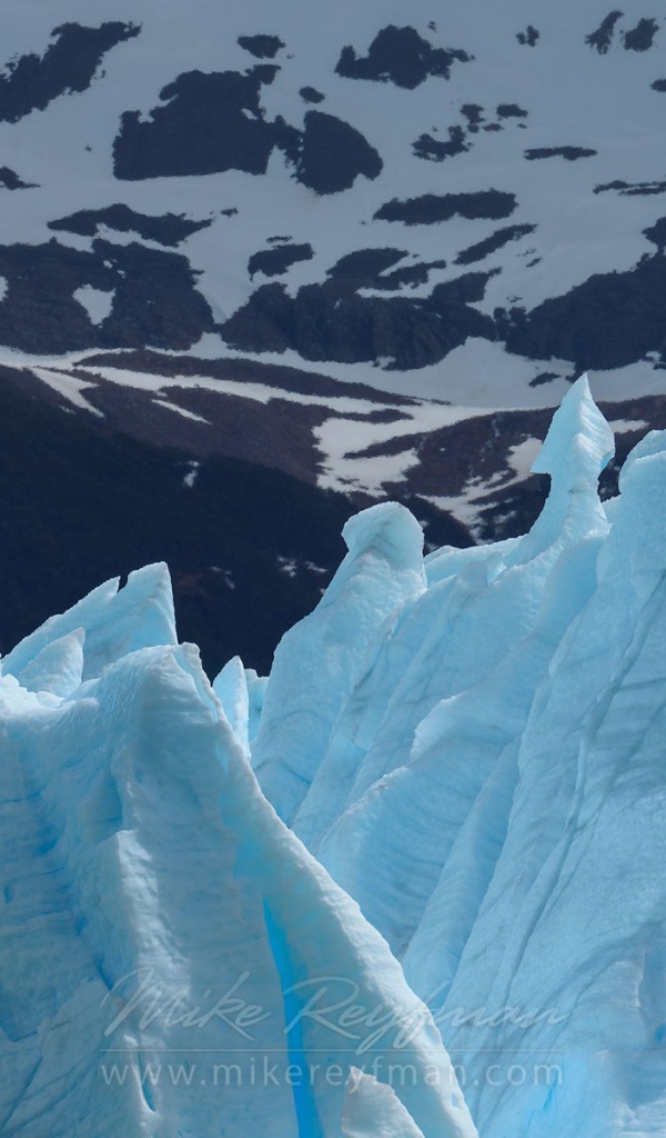 Глыбы голубого льда на фоне гор