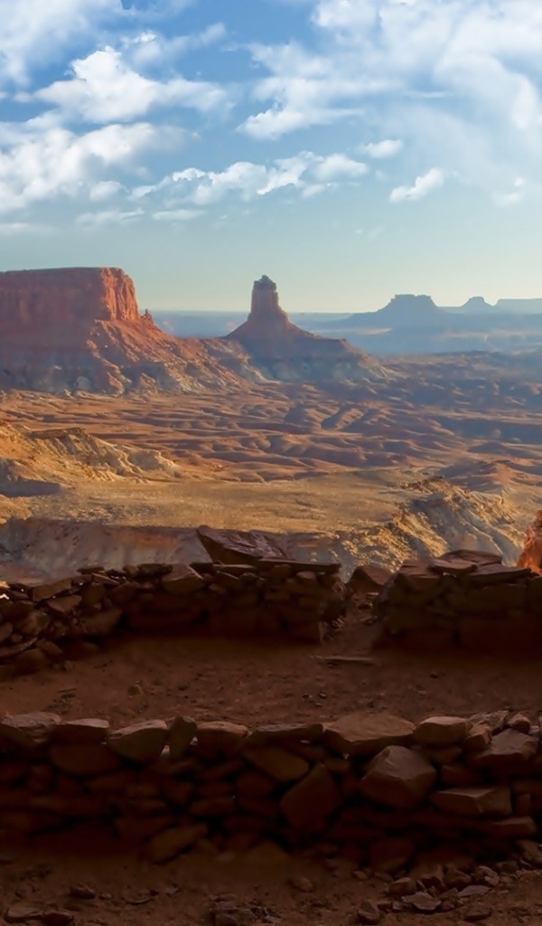 Постройка из камней в каньоне