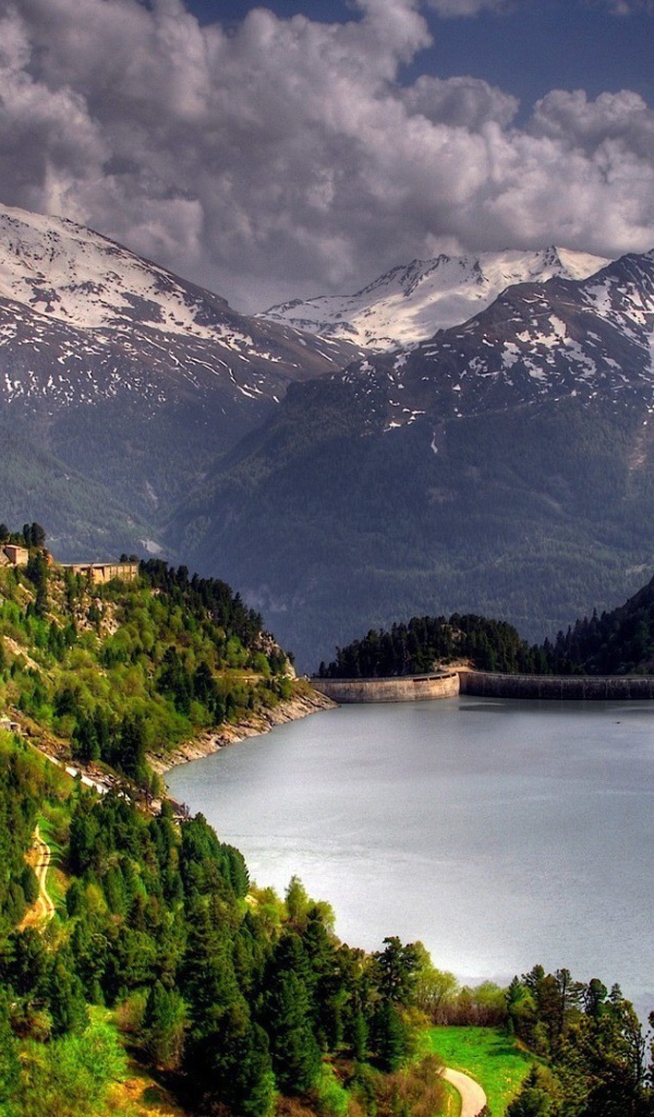 Дамба на озере в горах