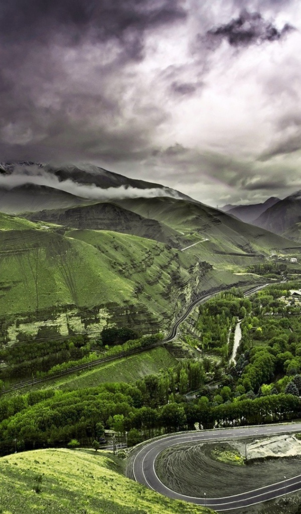 Дорога идет восьмеркой среди гор
