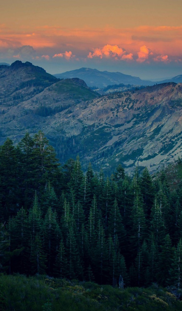 Огненно красные облака на закате в горах