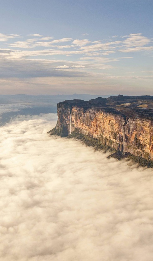 Плоская гора среди туч