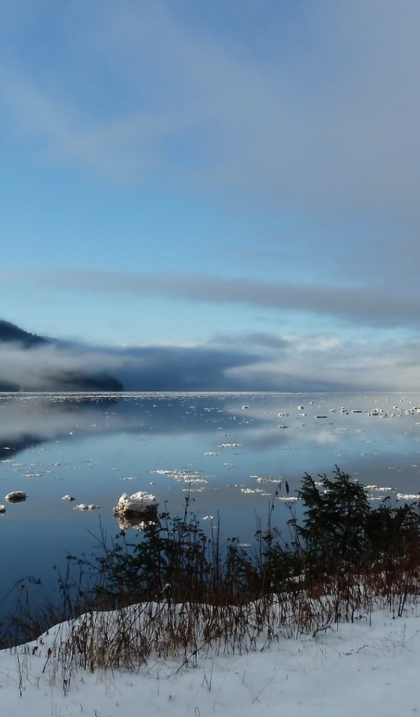 Туманное зимнее озеро в горах