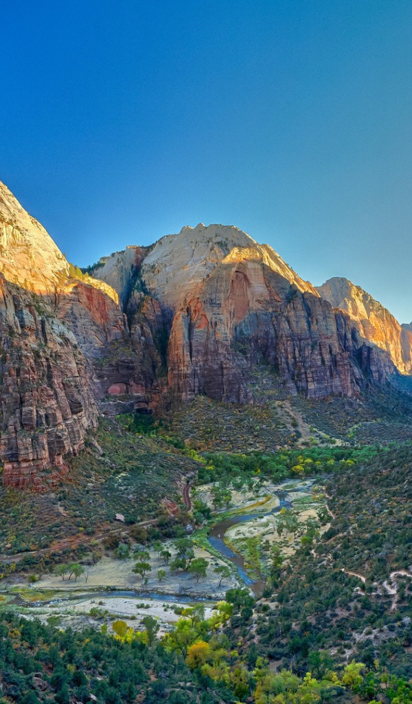 Зеленая долина между суровых скал