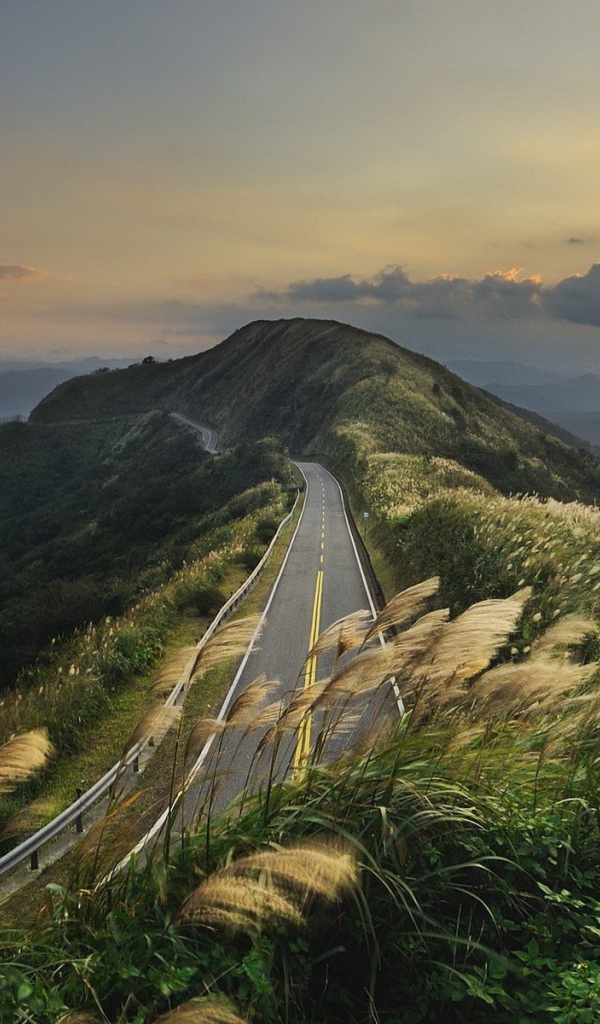 Шоссе по вершине горы