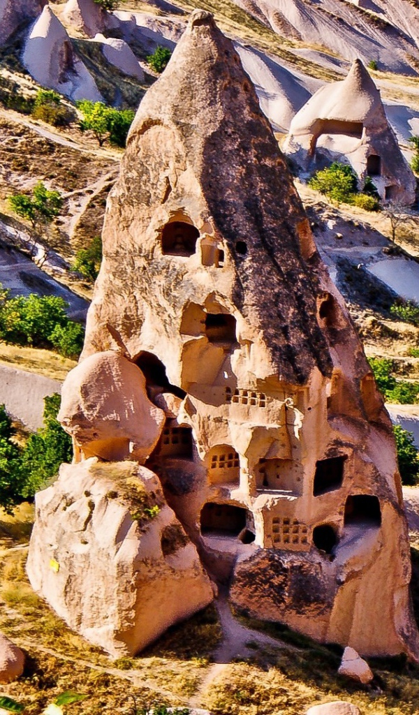 Дома в конусообразной скале