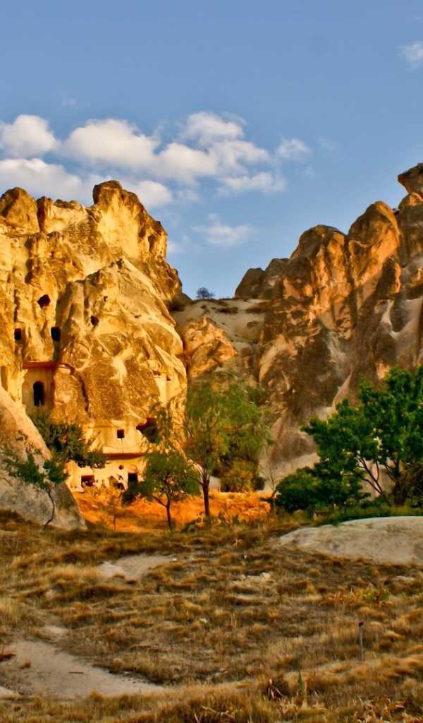 Жилье, высеченное в скале