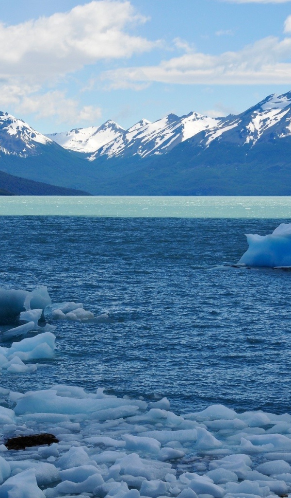 Голубой лед на горном озере