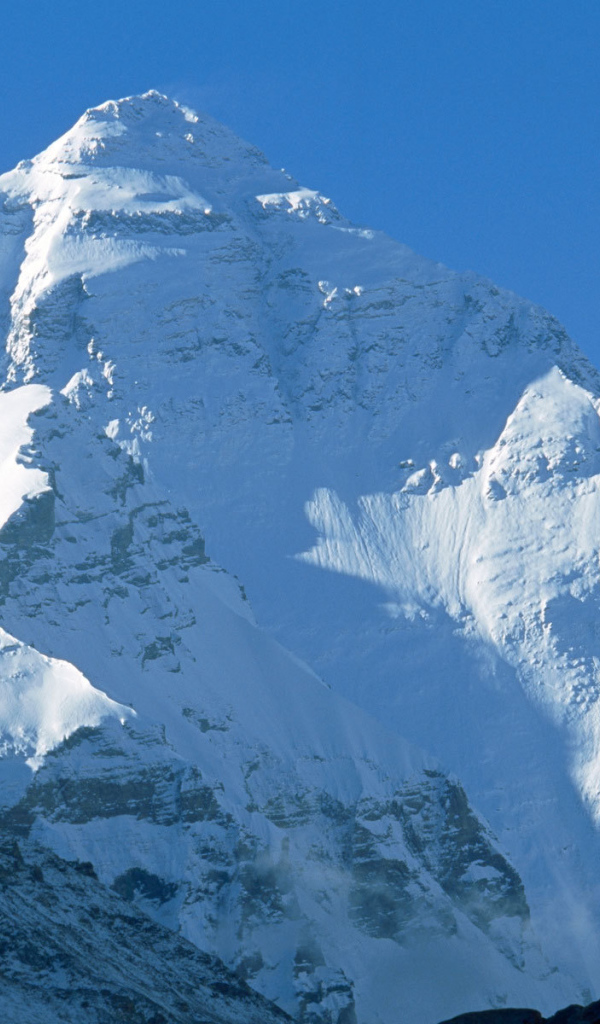 Человек смотрит на снежную гору