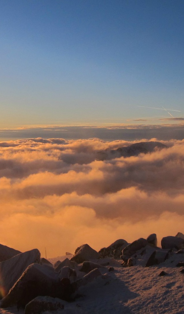 Памятный знак на вершине горы