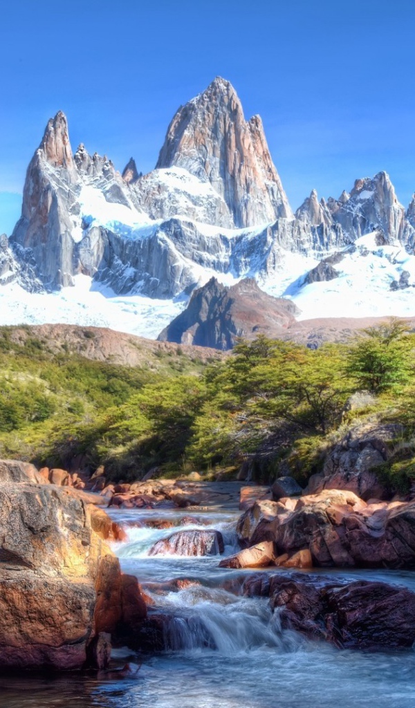 Горный ручей на фоне острых пиков