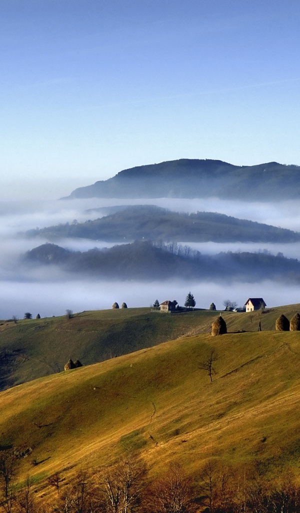 Горная деревушка на фоне гор и тумана