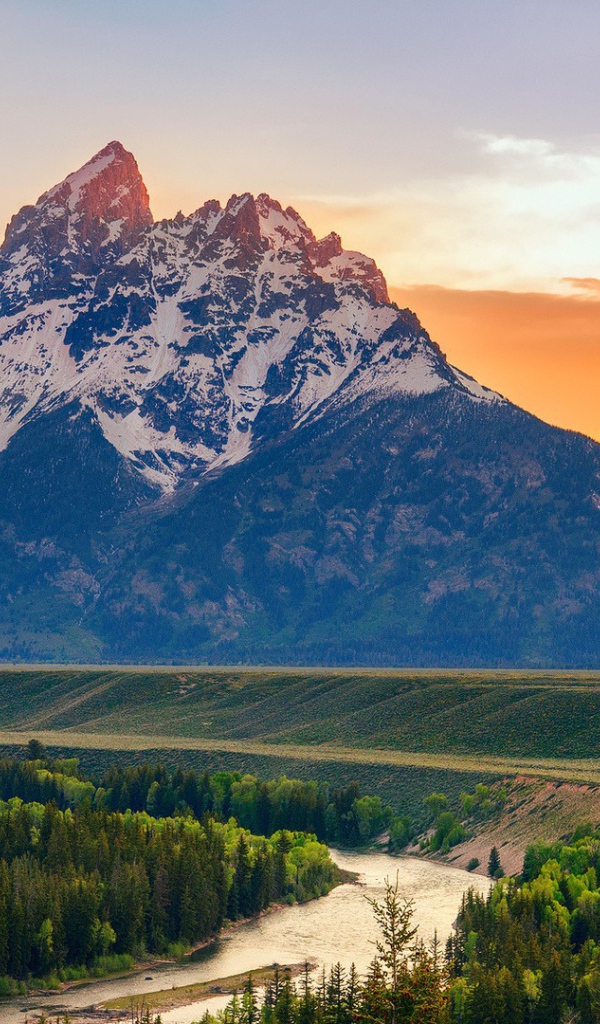 Оранжевые облака позади гор