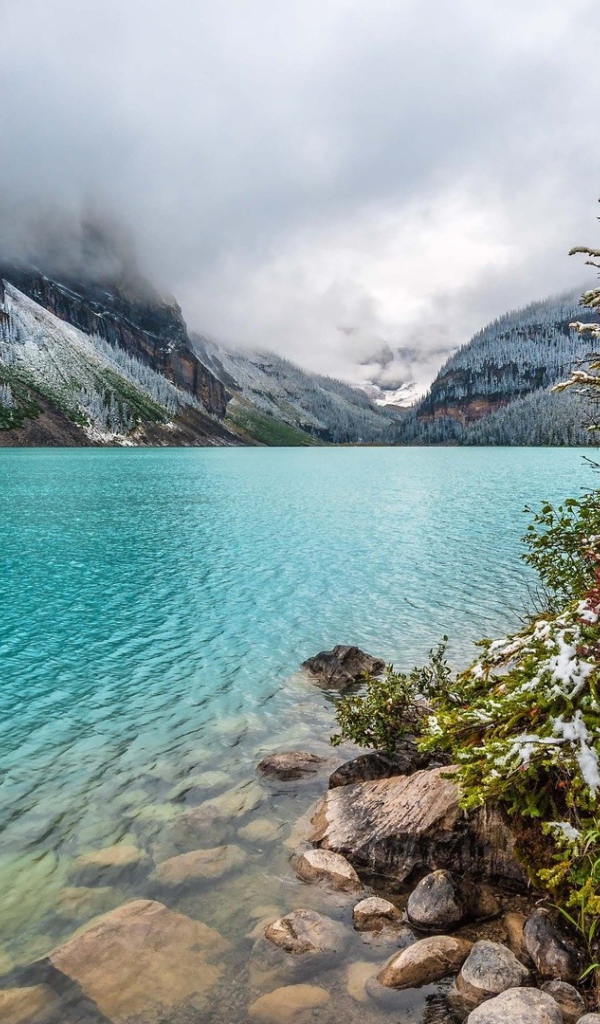 Нежно голубой цвет воды в горах