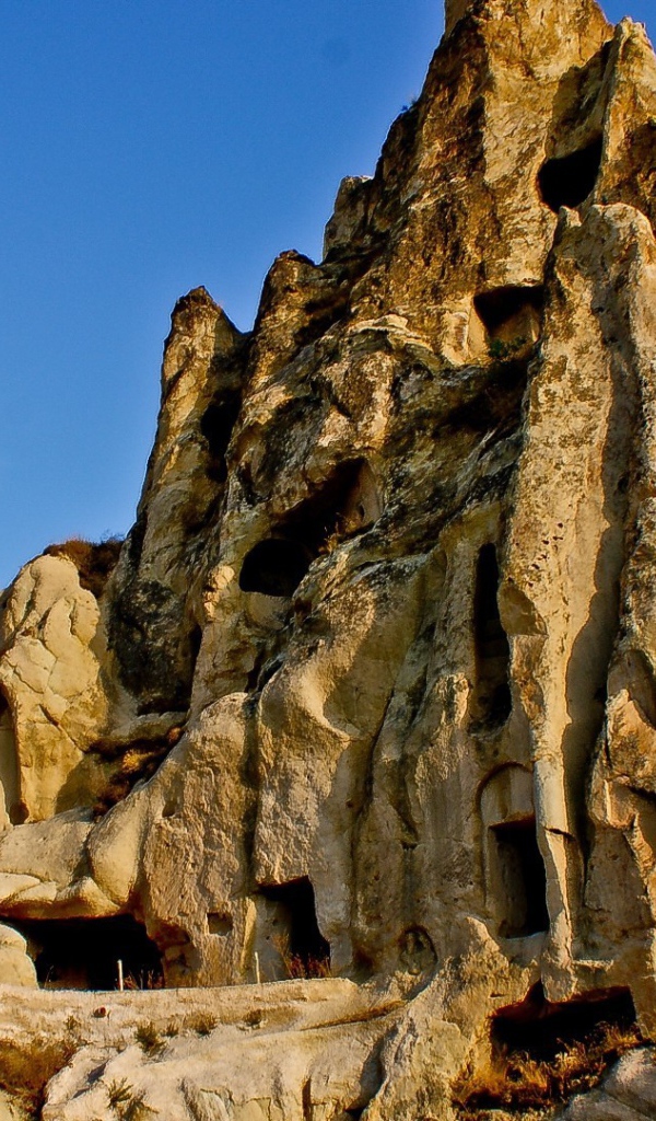 Проходы в острой скале