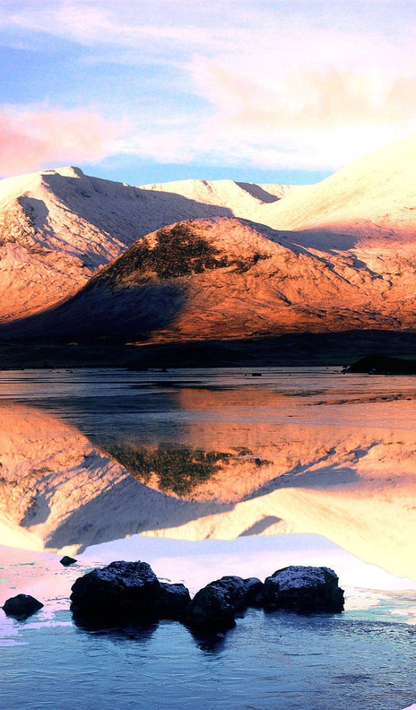 Розовые облака над вершинами гор