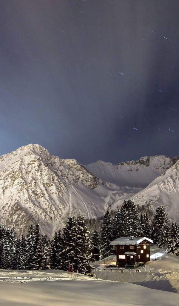 Лучи света над заснеженными горами