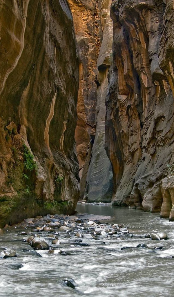 Речушка в проходе между скал