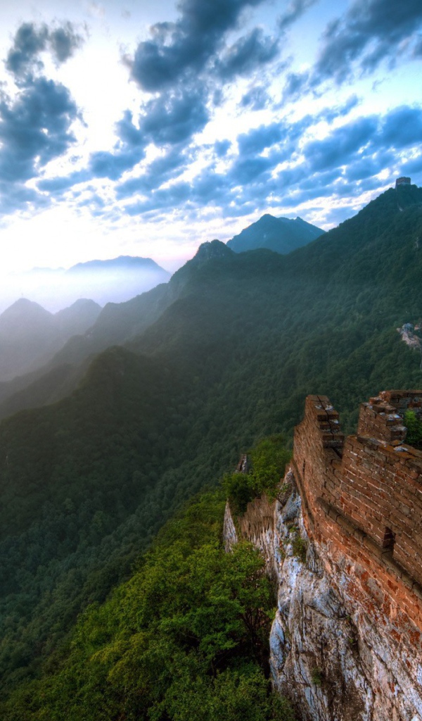 Руины здания в горах