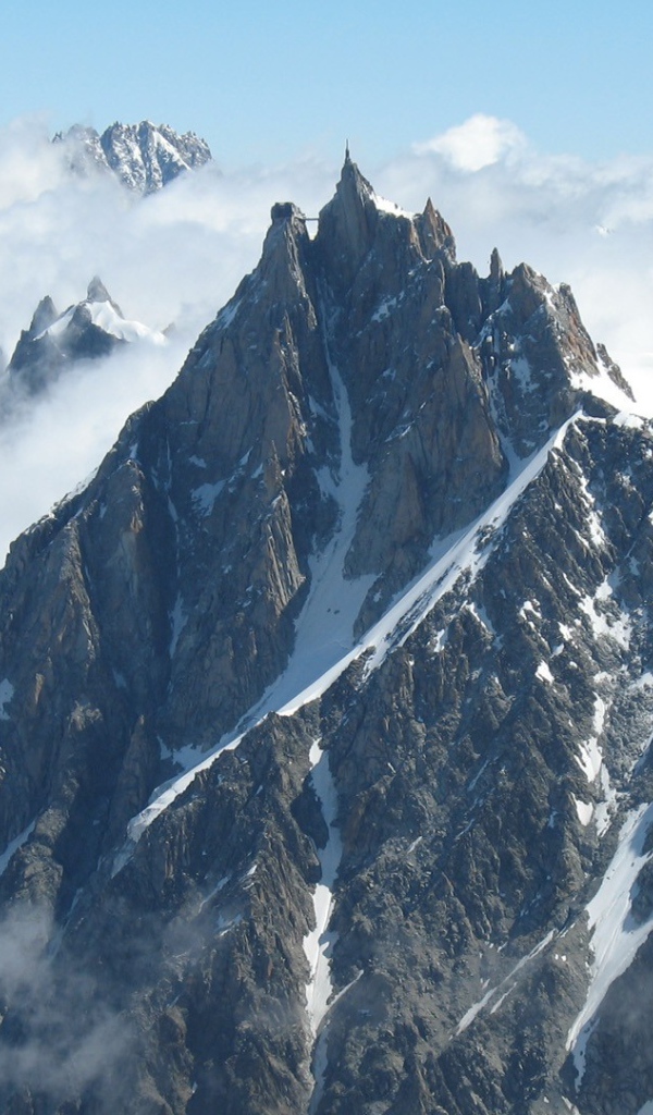 Острые вершины гор среди облаков