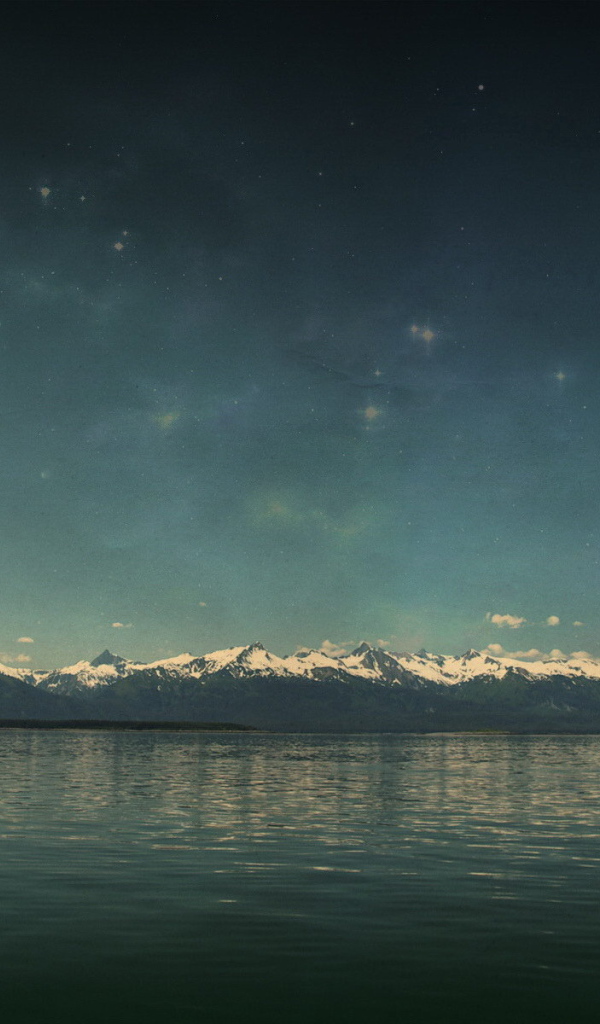 Снежные вершины гор за морем